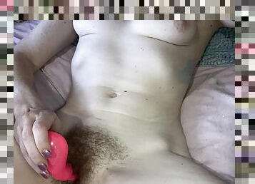 veľké-prsia, zarastené, masturbácia, bradavky, orgazmus, pička, striekanie-squirt, amatérske, vyzreté, milfka