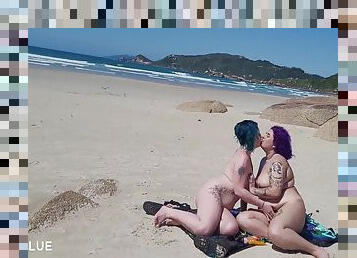 cul, en-plein-air, lesbienne, plage, brésil, baisers, lingerie, tatouage