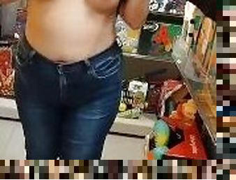 Flashing No aguanto y me saco las tetas en tienda departamental #flashing