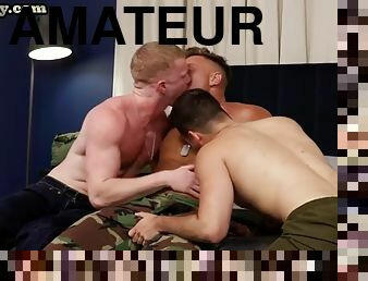 amateur, anal, hardcore, gay, trio, chambre-a-coucher, uniformes, tatouage, militaire