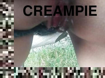 Mientras su esposo trabaja ella va conmigo al campo y le lleno de crempie