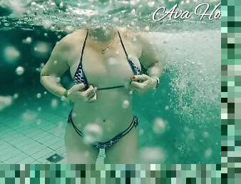 MILF exhibe ses seins dans une piscine publique