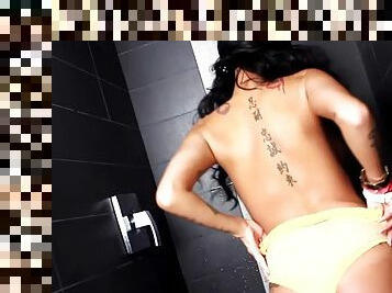 Joslyn James gets aroused in the shower