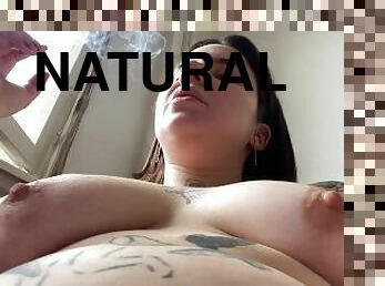 tetas-grandes, natural, tetas, fetichista, fumando, morena, tatuaje, topless