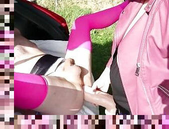 STRAPON PEGGING ET FISTING ANAL MARI DANS LA VOITURE Mistress Natura