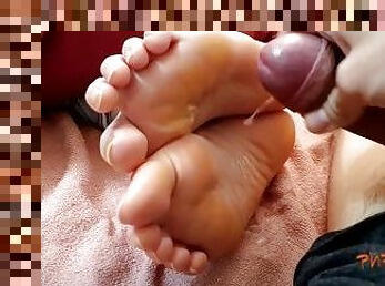 amateur, ejaculation-sur-le-corps, branlette, esclave, pieds, ejaculation, branlette-avec-les-pieds, bite