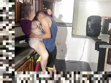 MI ESPOSA ME SACA LA LECHE EN LA COCINA PARA DESESTRESARME