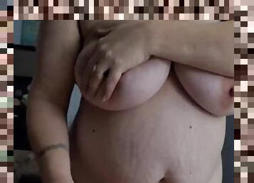 gros-nichons, amateur, babes, milf, maman, branlette, belle-femme-ronde, joufflue, mère, seins