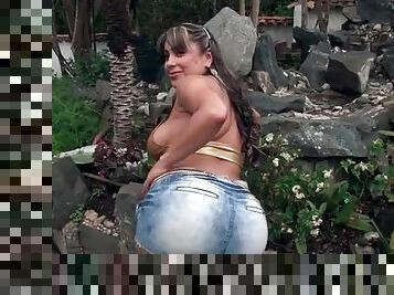 cul, grosse, en-plein-air, latina, belle-femme-ronde, serrée, jeans