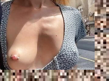 tetas-grandes, pezones, al-aire-libre, público, zorra-slut, tetas, exhibicionista, exhibicionismo, topless