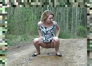 Piss in the dirt by a sexy girl