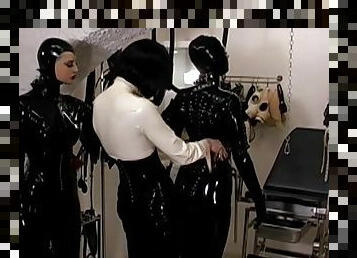 schiave, trio, innocenti, feticci, latex, dominazione-femminile, incatenate, maschere