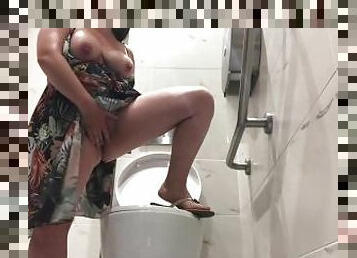 Femme chaude se touche dans les toilettes publiques jusqu'à l'orgasme, squirt avec des gens à côté.