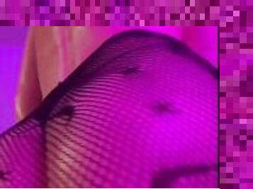 !!hot goth girl with tattoos and a fat ass in fishnets!! im oiled up making you horny for more)