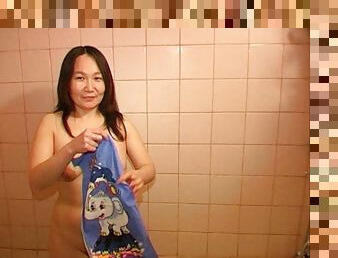 Amateur Asian pissing in the shower
