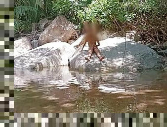 Disfrutando del agua pura y fresca. Desnudo en el rio, nudismo publico al natural. Naturismo