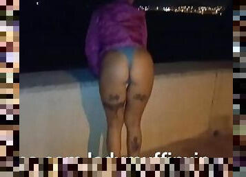 Ladymuffin si masturba in strada a Tenerife