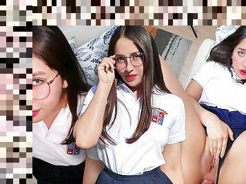 Estudiante colegiala usa su enorme culo para aprobar el año y se deja follar por su profesor.