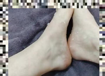 Love rubbing the cum all over my big beautiful feet