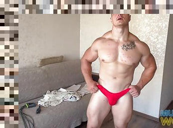 Bodybuilder shows off his muscular ass