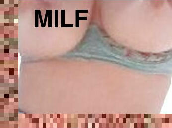 Milf mascarada massageia seus deliciosos peitos