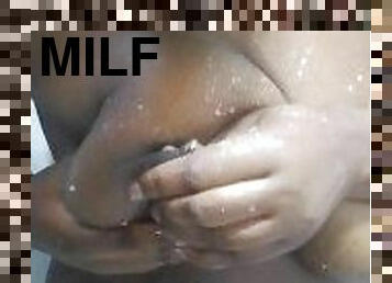 baignade, gros-nichons, amateur, ébène, milf, belle-femme-ronde, horny, douce, douche, lait