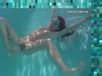 Rdečelaska, Bikini, Pod vodo