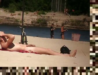 Nudisti, Plaža